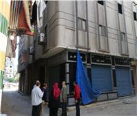 صور| «جارنا فتح العمارتين على بعض».. حكاية عقار الورديان المائل بالإسكندرية