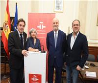 سفير إسبانيا يشارك في افتتاح مكتبة لمعهد ثيربانتس بالإسكندرية