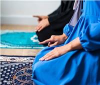 خاص| هل يمكن المرأة الصلاة بمكان مكشوف في حالة عدم وجود مسجد؟.. «الإفتاء» تجيب