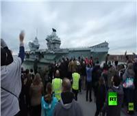 فيديو| أغلى سفينة في تاريخ الأسطول البريطاني تصل ميناء بورتسموث