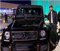محمد رمضان يشتري «مرسيدس» نادرة بمعرض الرياض للسيارات