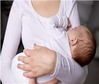 استشاري أطفال يحذر الأمهات من عادة خاطئة أثناء الرضاعة