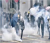 شرطة هونج كونج تطلق الغاز المسيل للدموع لتفريق المحتجين