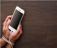 دراسة: الشباب ينتابهم الذعر عند حرمانهم من التليفون المحمول