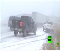 فيديو| 50 سيارة وحافلة تزحف على الثلوج.. حادث سير جماعي بأمريكا