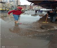 بعد غياب «سيارات شفط» المحافظة.. مواطنو الغربية يكسحون مياه الأمطار 