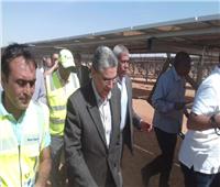 وزير الكهرباء يتفقد أكبر محطة طاقة شمسية بالعالم