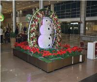 صور| مطار القاهرة يتزين لاستقبال العام الجديد.. و«بيانو» لأول مرة