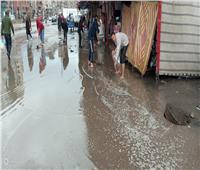 صور| المواطنون يساعدون المحليات في كسح مياه الأمطار من شوارع الغربية