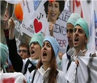 مئات الأطباء بفرنسا يهددون بالاستقالة احتجاجا على قلة التمويل