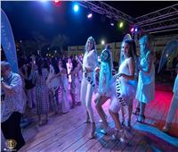 صور| حفلة إغريقية ومسابقة بالألوان لمتسابقات ملكة جمال القارات