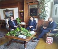 وزير الري يبحث مع سفير سنغافورا بمصر سُبل تعزيز التعاون