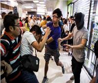 شرطة هونج كونج تطارد المحتجين في المتاجر الكبرى