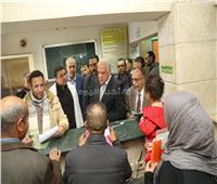 محافظ الجيزة يحيل طبيب وفني تحليل للتحقيق بمستشفى أبو النمرس