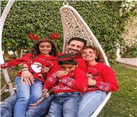 «ارتدوا ملابس الكريسماس مع أبنائهما».. هكذا احتفل أحمد داوود وزوجته بالعام الجديد