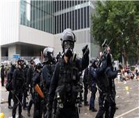الشرطة في هونج كونج تلقي القبض على محتجين بمركز للتسوق