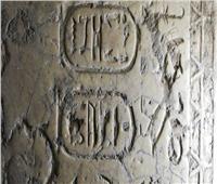 العثور على 5 كتل أثرية من «مقصورة أوزيريس» في قرية «كوم أشقاو» 