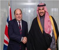 نائب وزير الدفاع السعودي يلتقي وزير الدفاع البريطاني لبحث تحديات الشرق الأوسط