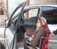 حكايات| عفريتة الأسفلت.. «زينب» تتحدى إعاقتها بتعليم الفتيات قيادة السيارات