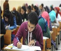 طلاب الصف الأول الثانوي يؤدون امتحان الأحياء وفقًا لنظام التقييم الجديد