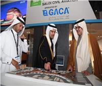 رئيس هيئة الطيران المدني السعودي يزور معرض الكويت للطيران