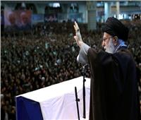 صور وفيديو| مرشد إيران يلقي خطبة الجمعة حاملا سلاحه.. والرئيس يغادر قبل انتهاء الصلاة
