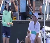 لاعب تنس يتعرض لموقف محرج بسبب الموز