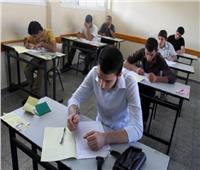 طلاب الصف الأول الثانوي يؤدون امتحان الفيزياء وفقًا لنظام التقييم الجديد