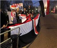 صور| أعضاء الجالية في إنجلترا أمام داوننج ستريت لتحية الرئيس عبد الفتاح السيسي