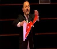 فيديو| نائب يوناني يمزق العلم التركي في البرلمان الأوروبي