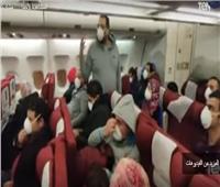 شاهد| اللحظات الأولى من داخل الطائرة العائدة بالمصريين من الصين