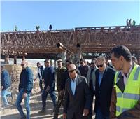  وزير النقل ومحافظ أسيوط يستقلان «لانش نهري» لتفقد أعمال تنفيذ مشروع محور ديروط