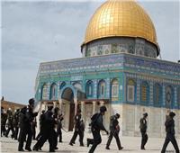 عشرات المستوطنين وعناصر شرطة الاحتلال الإسرائيلي يقتحمون المسجد الأقصى