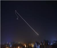 فيديو| الدفاعات السورية تتصدى لصواريخ إسرائيلية بسماء دمشق