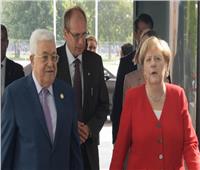 «عباس» يطلع «ميركل» على الموقف الفلسطيني الرافض لخطة السلام الأمريكية