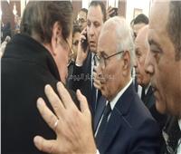 أحمد شفيق يبكي في عزاء مبارك