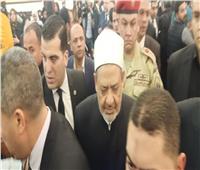 فيديو| شيخ الأزهر يصل عزاء مبارك