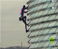 فيديو | «سبايدرمان» يتسلق قمة مبنى إرتفاعه 38 طابقا في برشلونة