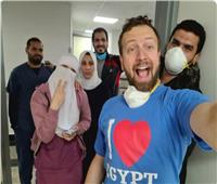 فيديو| الصحفي الأمريكي المتعافى من كورونا: سعيد بزيارة مصر.. وصحتي جيدة