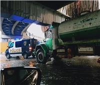 صور| العاملون بسيارات شفط المياه.. جنود مجهولة لفك حصار الأمطار