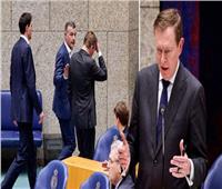 بالفيديو| انهيار وزير الصحة الهولندي خلال مناقشته لفيروس كورونا