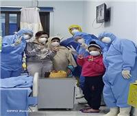 مستشفى العجمي يحتفل بعيد ميلاد طفلة من مصابي «كورونا» في العزل