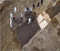 شاهد| مقابر جماعية لضحايا فيروس كورونا في أمريكا