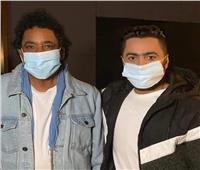 محمد منير وتامر حسني يرتديان «كمامة» قبل تسجيل أوبريت «أنت أقوى»