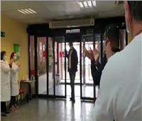 بالفيديو| «سائق تاكسي» جندي خفي يحارب فيروس «كورونا» مجانا بإسبانيا 