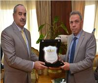 وزير الطيران المدني يكرم رئيس مستشفي مصر للطيران السابق 