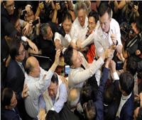 فيديو| شجار بالأيدي في برلمان هونج كونج