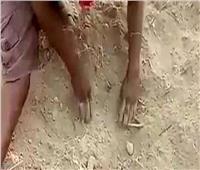 نجاة طفل من الموت في الهند رغم دفنه تحت التراب 