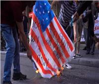 الشرطة اليونانية تعتقل 17 شخصًا خلال مظاهرة أمام السفارة الأمريكية