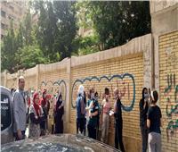  رغم كورونا .. تجمعات طلاب أمام مدرسة بن النفيس بمدينة نصر